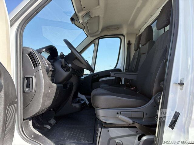 Transporter mit Koffer Peugeot Boxer