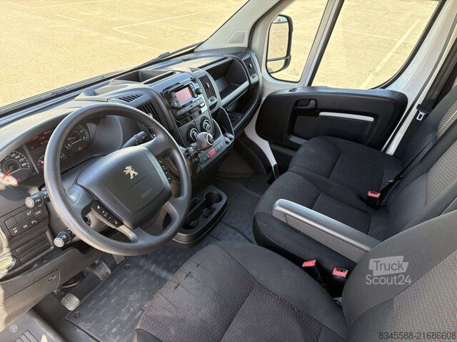 Transporter mit Koffer Peugeot Boxer