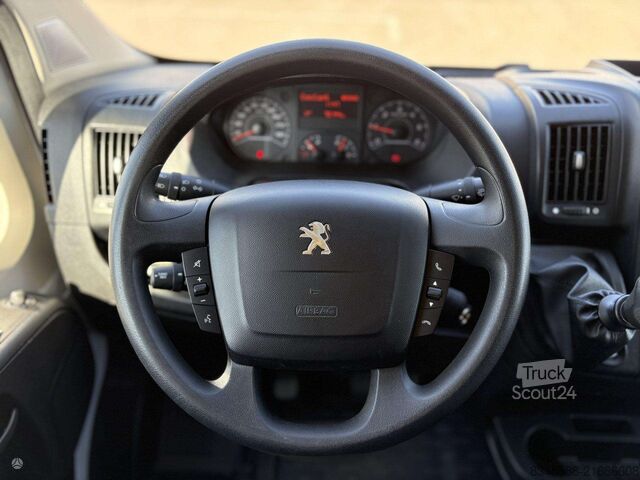 Transporter mit Koffer Peugeot Boxer