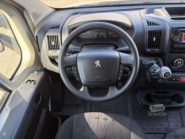Transporter mit Koffer Peugeot Boxer