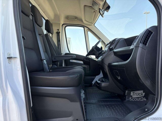 Transporter mit Koffer Peugeot Boxer