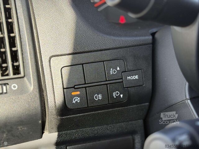 Transporter mit Koffer Peugeot Boxer