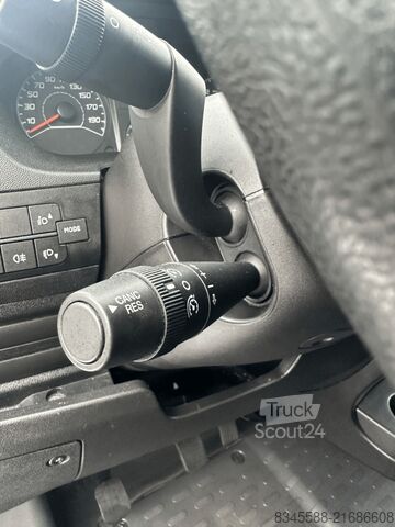 Transporter mit Koffer Peugeot Boxer