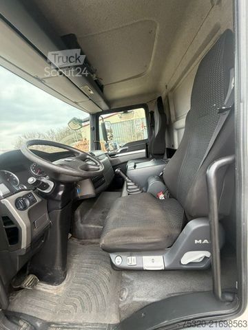 Transporter mit Koffer MAN 8.180 koffer Ladebordw.