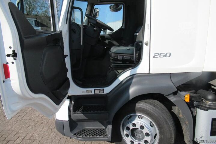 Koffer Volvo FL 250 Bakwagen + 6 deuren + Laadklep 2000 kg