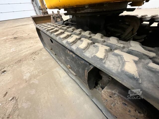 حفارة صغيرة JCB 8008