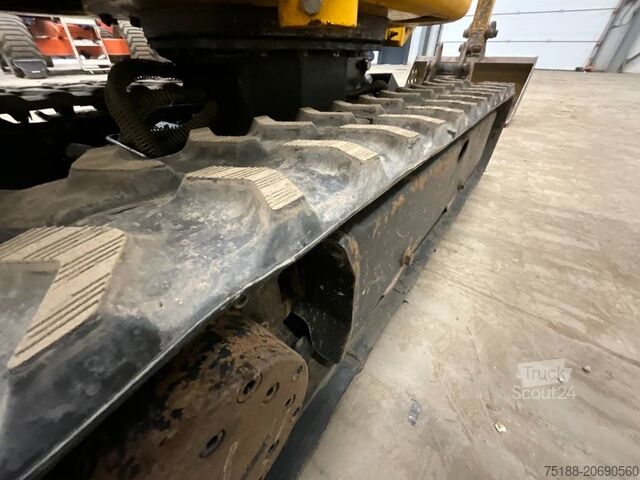 حفارة صغيرة JCB 8008