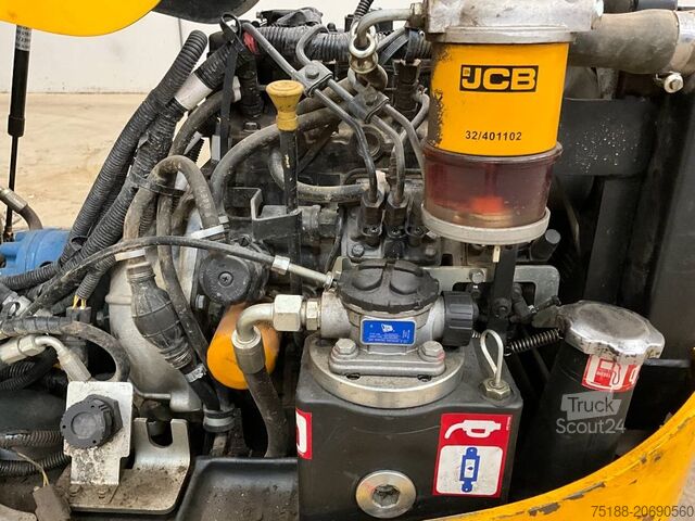 حفارة صغيرة JCB 8008
