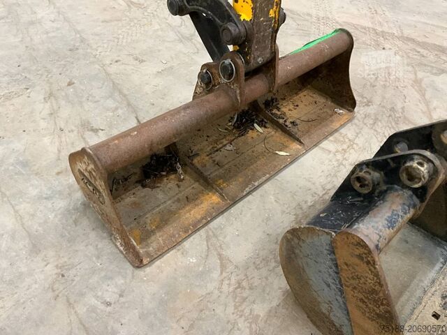 حفارة صغيرة JCB 8008