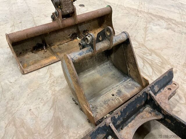 حفارة صغيرة JCB 8008