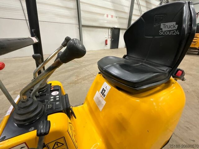 حفارة صغيرة JCB 8008