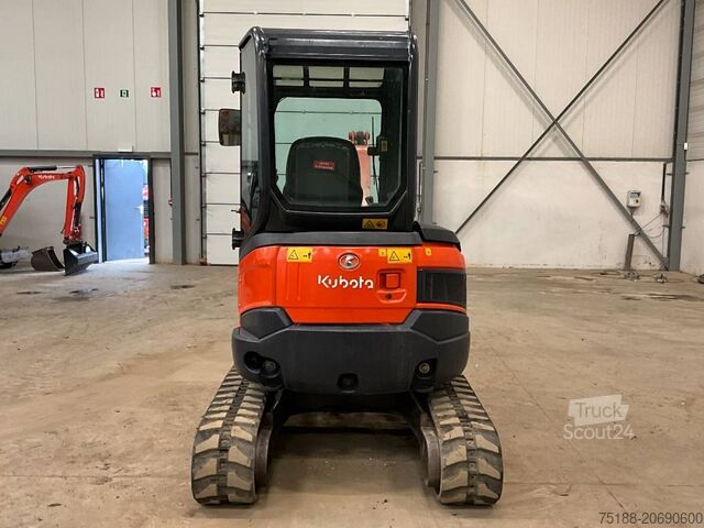 حفارة صغيرة Kubota U 27-4