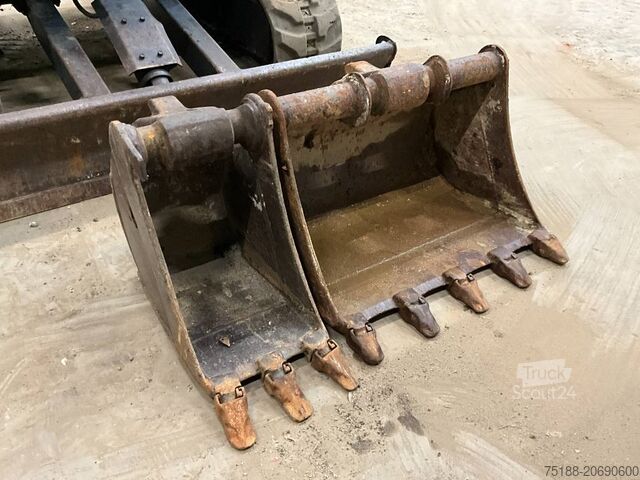 حفارة صغيرة Kubota U 27-4