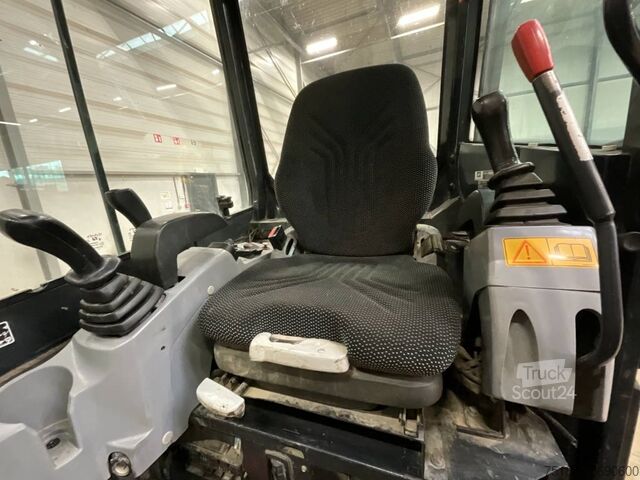 حفارة صغيرة Kubota U 27-4