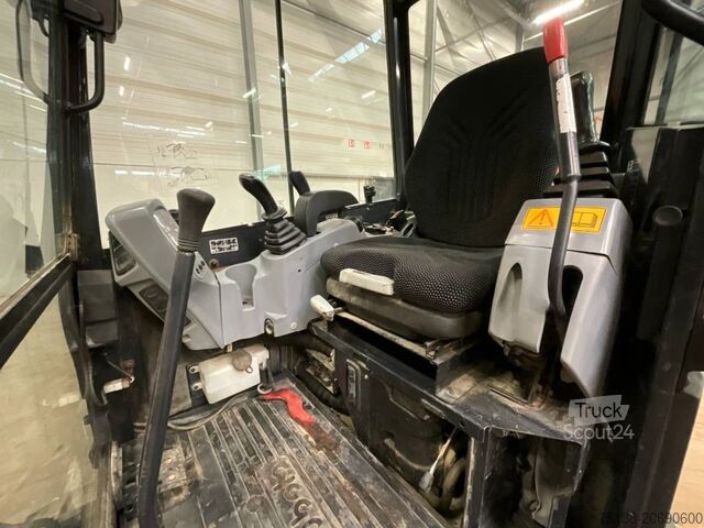 حفارة صغيرة Kubota U 27-4