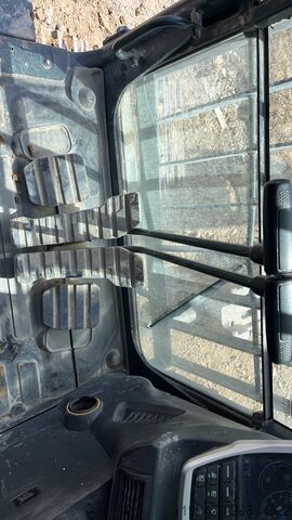 Tela-alustainen kaivinkone Hyundai HX520AL