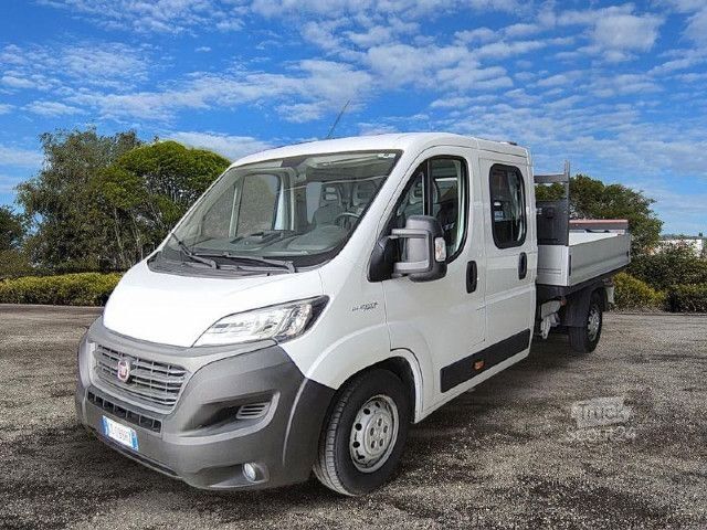 Ciężarówka z płaską platformą Fiat Fiat Ducato doppia cabina con cassone fisso e gru