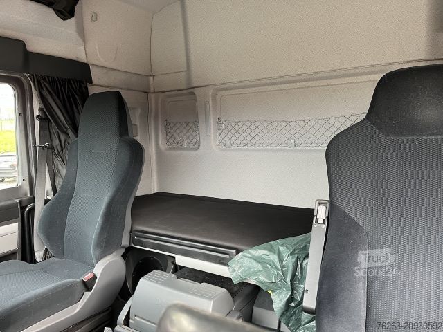 Ciężarówka z płaską platformą MAN TGX 26.480 6x2 Atlas 145.2 Kran Baustoff / AHK