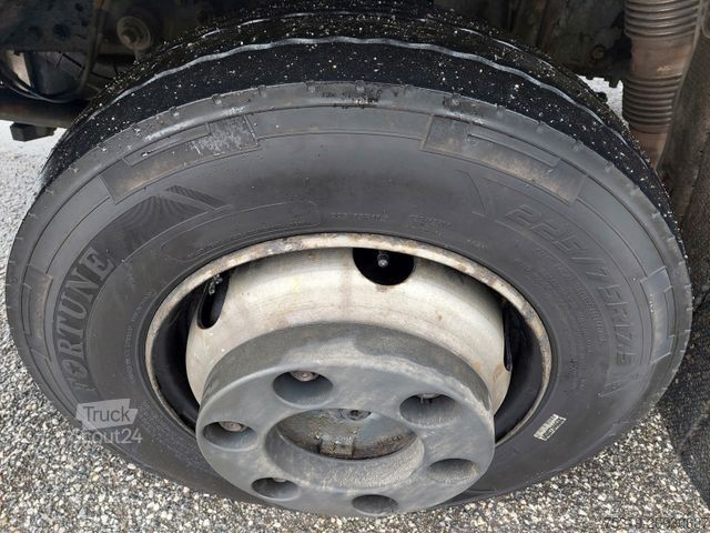 Gardinsided kassevogn IVECO 75E21 4x2 LBW Nutzlast 3t 18 Paletten