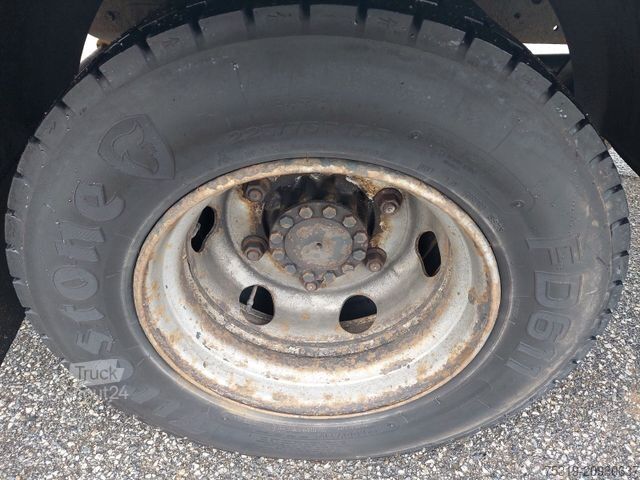 Gardinsidad skåpbil IVECO 75E21 4x2 LBW Nutzlast 3t 18 Paletten