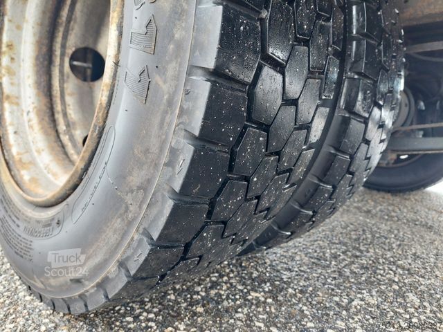 Gardinsidad skåpbil IVECO 75E21 4x2 LBW Nutzlast 3t 18 Paletten