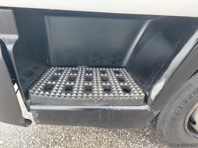 Gardinsidad skåpbil IVECO 75E21 4x2 LBW Nutzlast 3t 18 Paletten