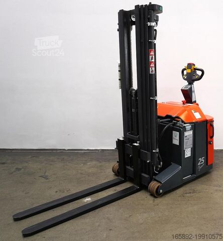ручной штабелер Combilift CS1250