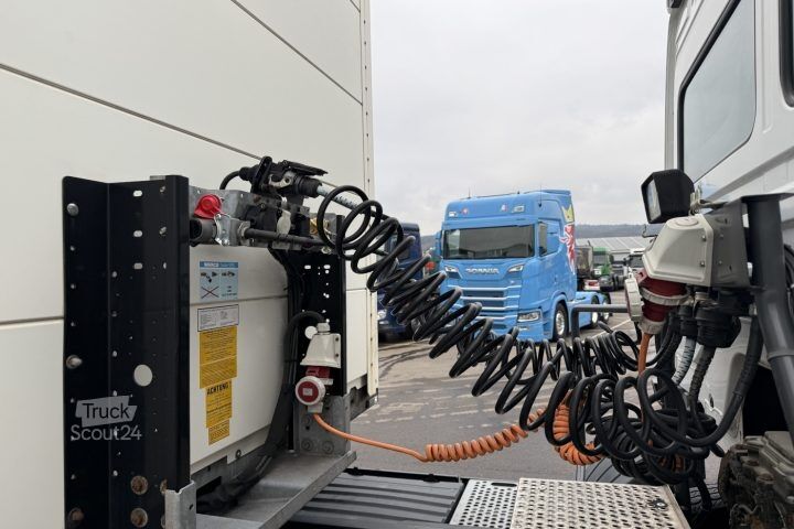 Standaard trekker Mercedes-Benz Atego 1327 SZM+Auflieger / Swiss-Vehicle