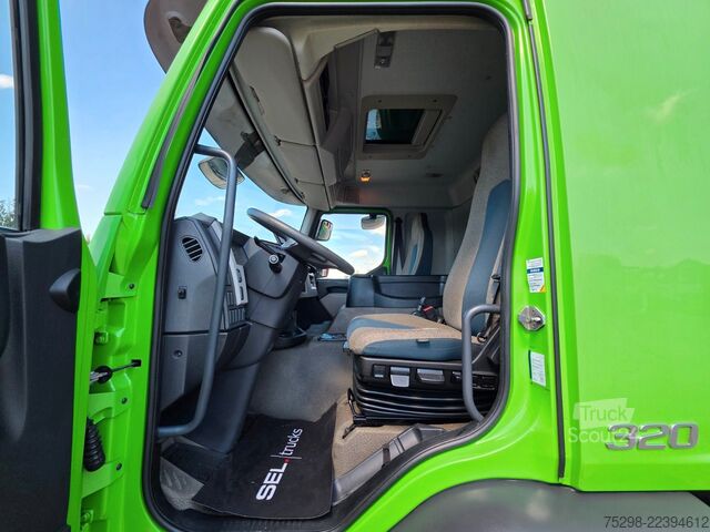 Camião de caixa fechada VOLVO FE 320 / Ladebordwand