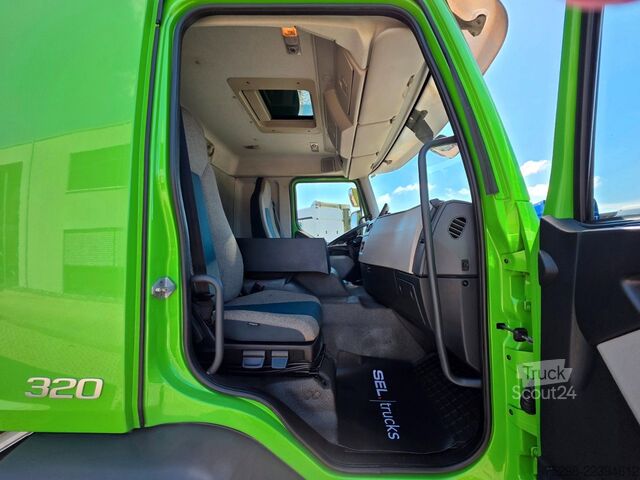 Camião de caixa fechada VOLVO FE 320 / Ladebordwand