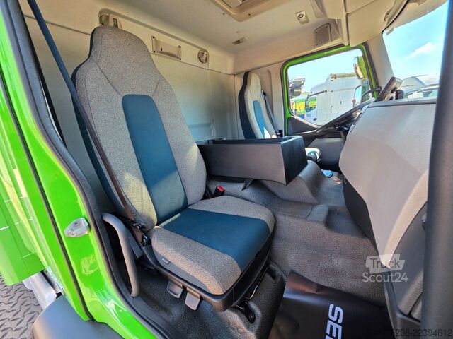 Camião de caixa fechada VOLVO FE 320 / Ladebordwand