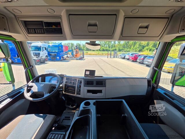 Camião de caixa fechada VOLVO FE 320 / Ladebordwand