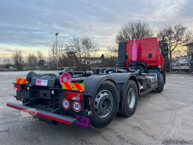 Kamion s kipom s pomičnim kontejnerom IVECO IVECO X-WAY AD260 SCARRABILE