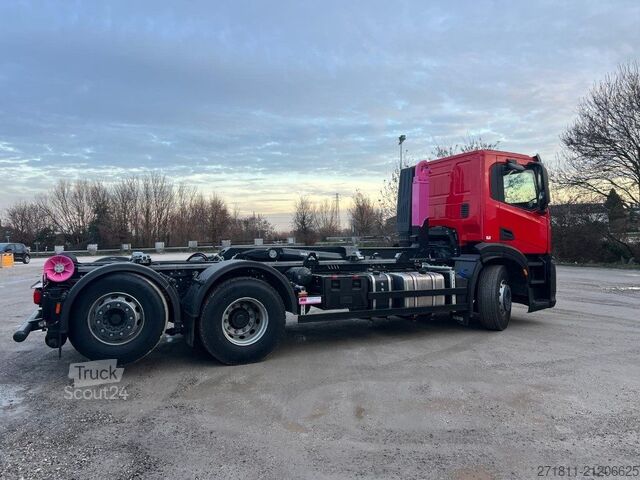 Kamion s kipom s pomičnim kontejnerom IVECO IVECO X-WAY AD260 SCARRABILE