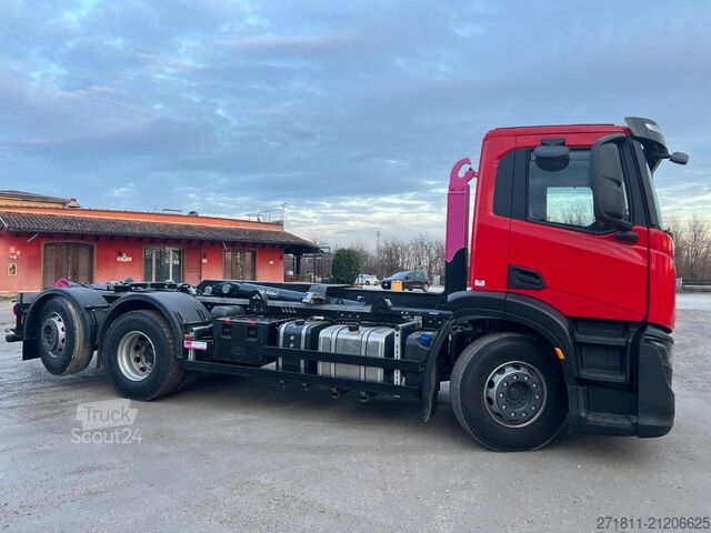 Kamion s kipom s pomičnim kontejnerom IVECO IVECO X-WAY AD260 SCARRABILE