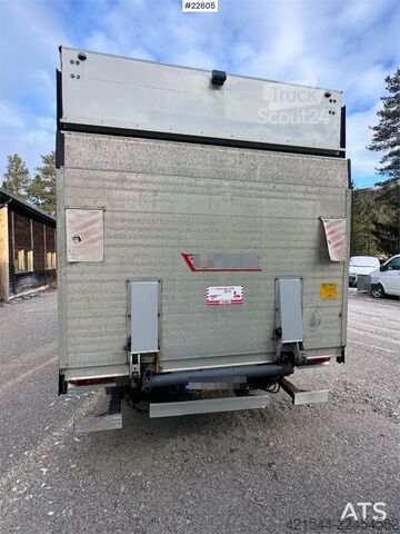 Resväska Mitsubishi Fuso 7C18 4x2 box truck with tail lift – repair ob