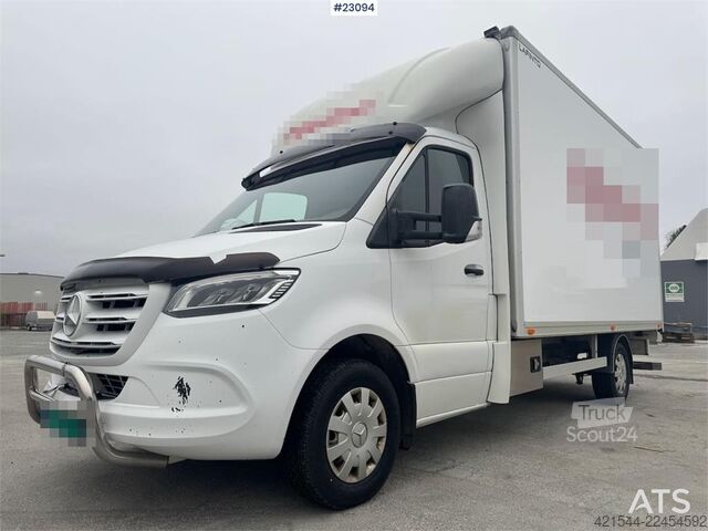 čemodāns Mercedes-Benz Sprinter 4x2 box truck.