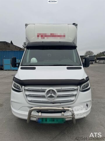 čemodāns Mercedes-Benz Sprinter 4x2 box truck.