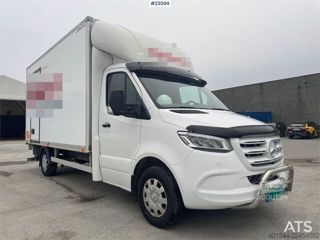 čemodāns Mercedes-Benz Sprinter 4x2 box truck.