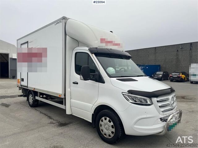 čemodāns Mercedes-Benz Sprinter 4x2 box truck.