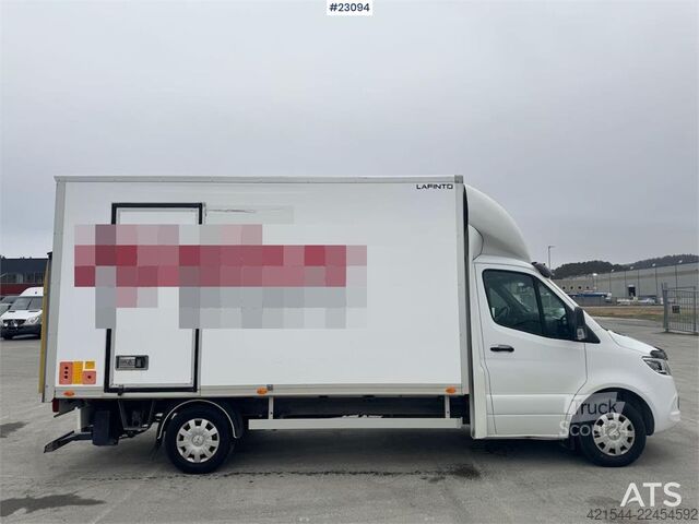 čemodāns Mercedes-Benz Sprinter 4x2 box truck.