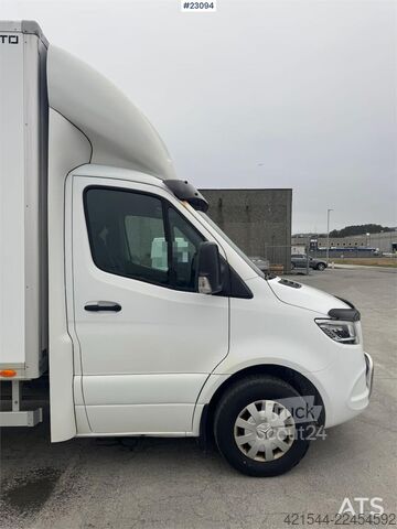 čemodāns Mercedes-Benz Sprinter 4x2 box truck.