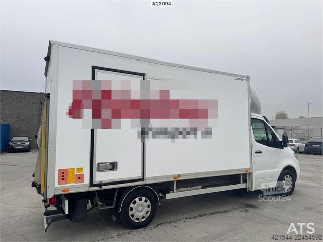 čemodāns Mercedes-Benz Sprinter 4x2 box truck.