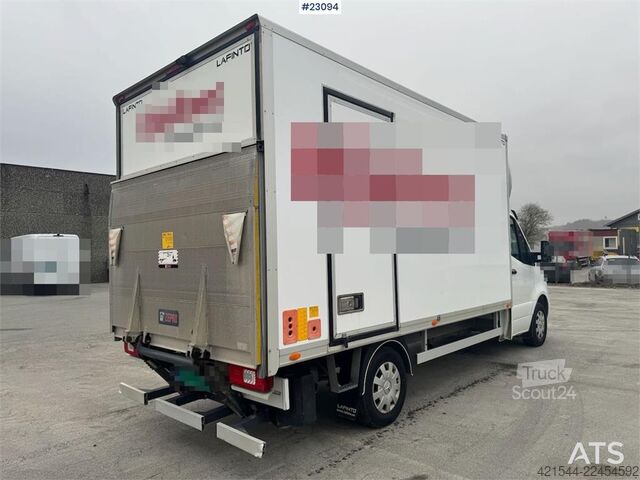 čemodāns Mercedes-Benz Sprinter 4x2 box truck.