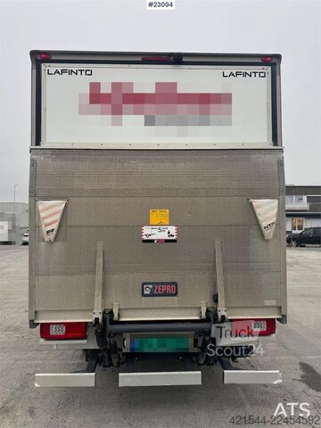 čemodāns Mercedes-Benz Sprinter 4x2 box truck.