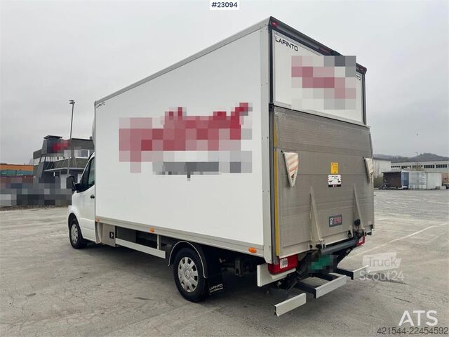 čemodāns Mercedes-Benz Sprinter 4x2 box truck.