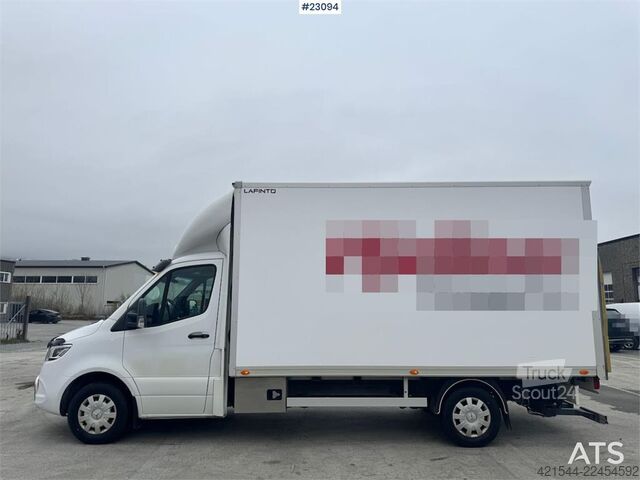 čemodāns Mercedes-Benz Sprinter 4x2 box truck.