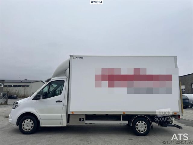 čemodāns Mercedes-Benz Sprinter 4x2 box truck.