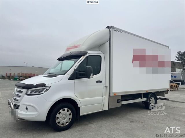 čemodāns Mercedes-Benz Sprinter 4x2 box truck.