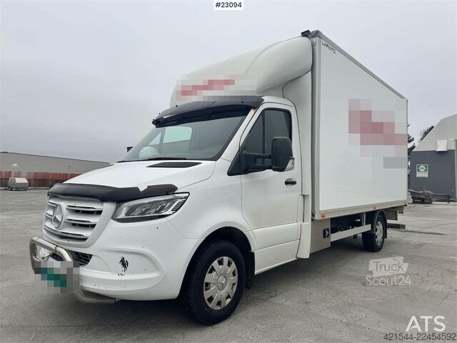 čemodāns Mercedes-Benz Sprinter 4x2 box truck.